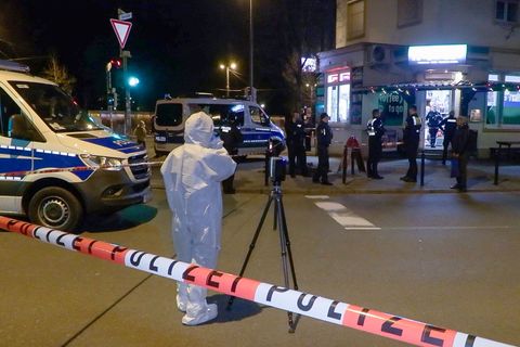 Polizisten und Mitarbeiter der Spurensicherung sind in der Bremer Kornstraße an einem Tatort beschäftigt. Foto: Sebastian Peters
