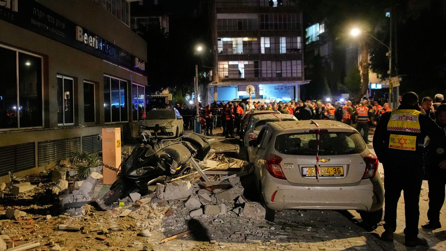 Zwei Menschen werden beim Einschlag einer Rakete in Ramat Gan getötet. Foto: Ohad Zwigenberg/AP/dpa