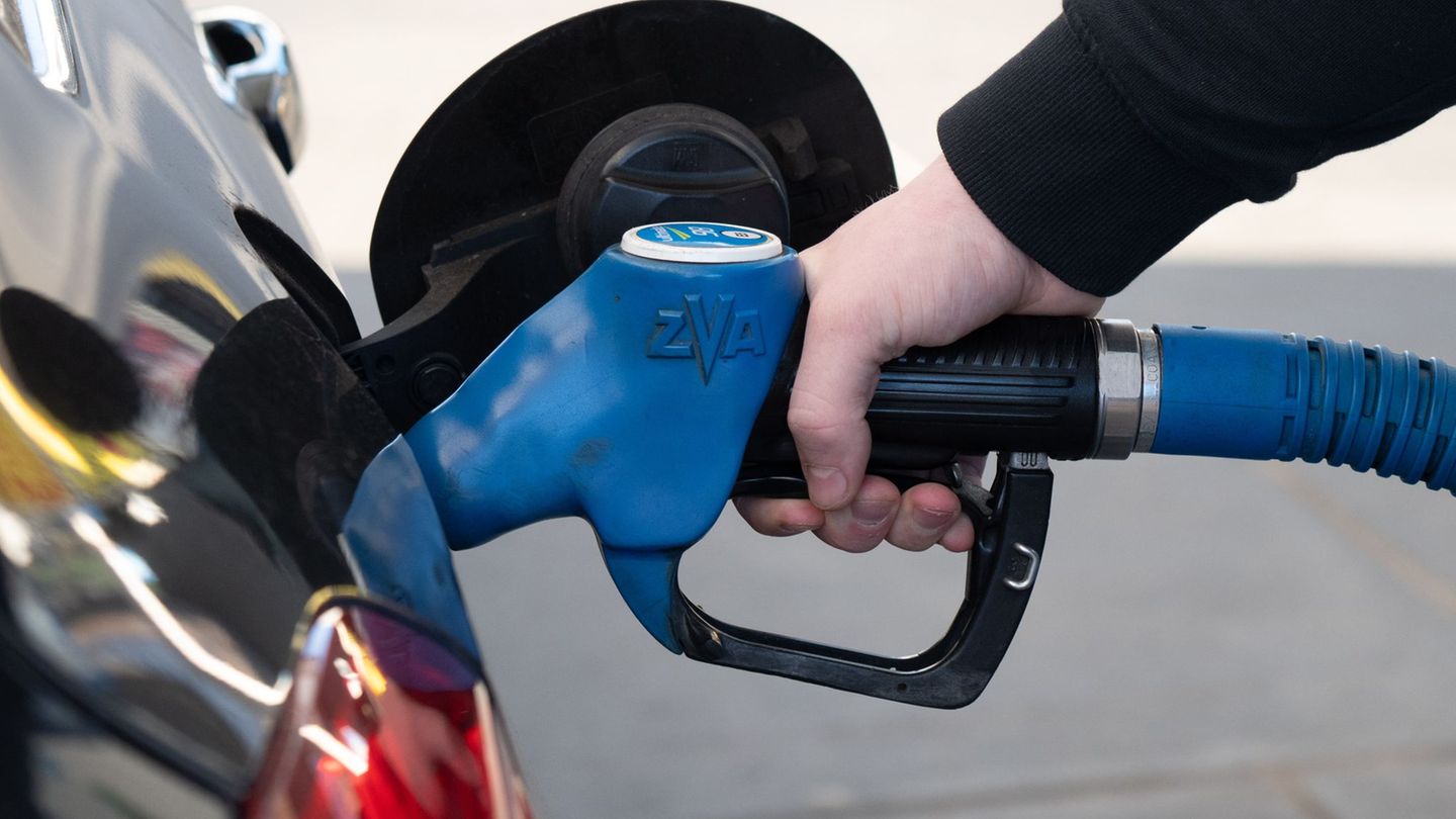 Eine Mehrheit rechnet nicht mit Preissenkungen beim Tanken. (Archivbild) Foto: Harald Tittel/dpa