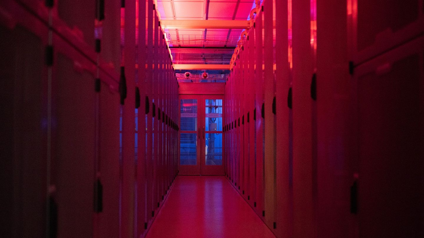 Frankfurt kann derzeit den Strombedarf weiterer Rechenzentren nicht decken. (Archivbild) Foto: Jana Glose/dpa