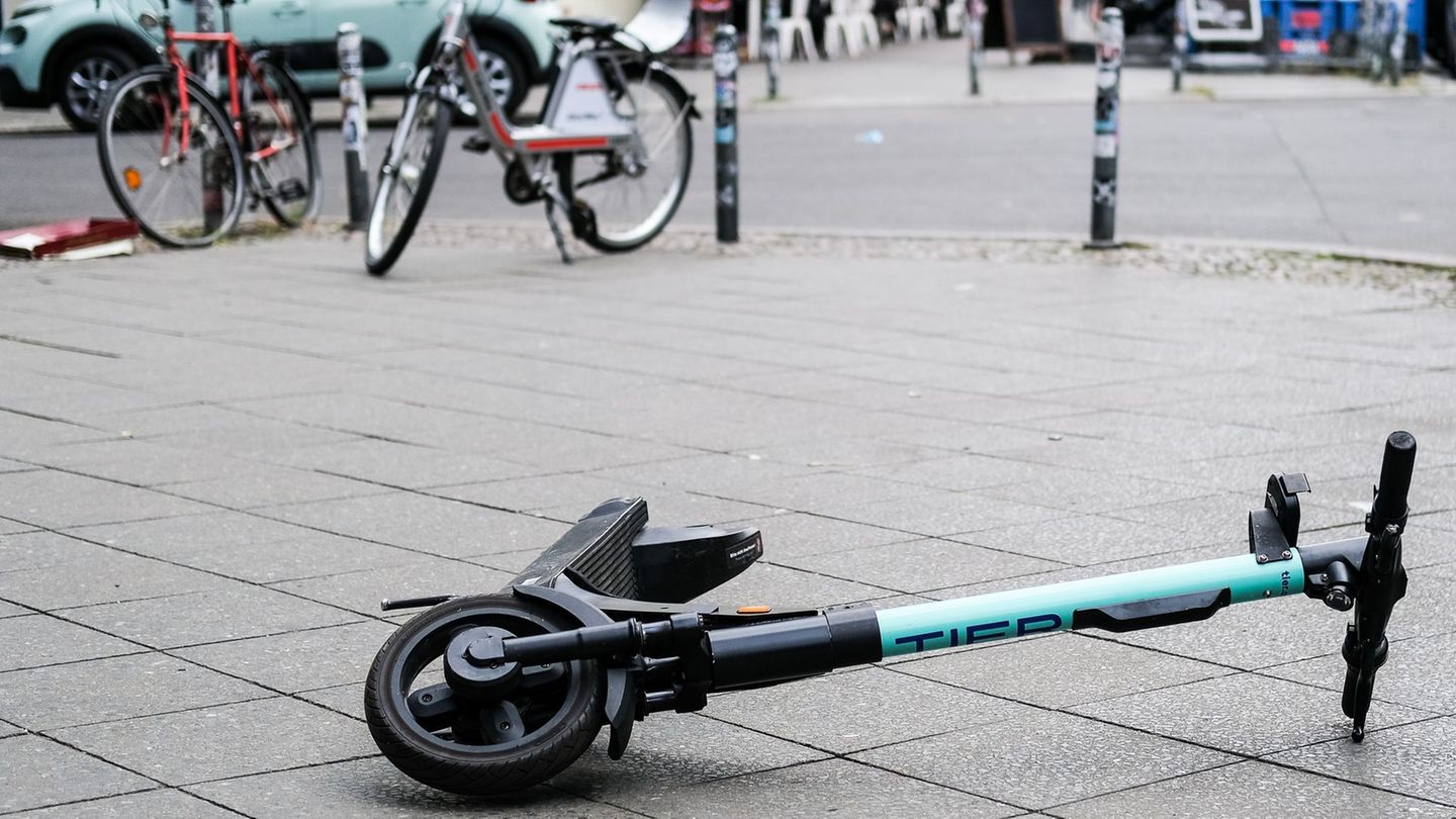 E-Scootern liegt umgekippt mitten auf dem Bürgersteig