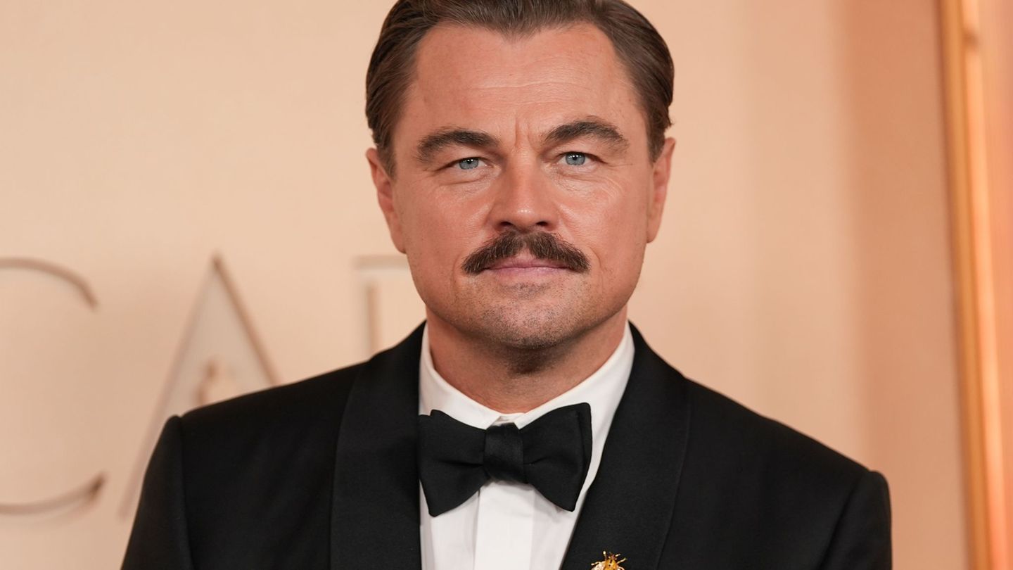 Leonardo DiCaprio mit Schnauzer bei den Oscars 2026 - das sorgte für Gesprächsstoff. (Archivbild) Foto: Gregory Bull/Invision/AP