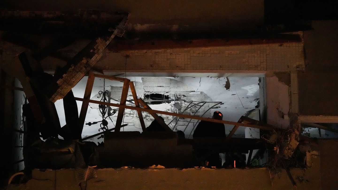 Zwei Menschen wurden beim Einschlag einer Rakete in Ramat Gan getötet. Foto: Ohad Zwigenberg/AP/dpa