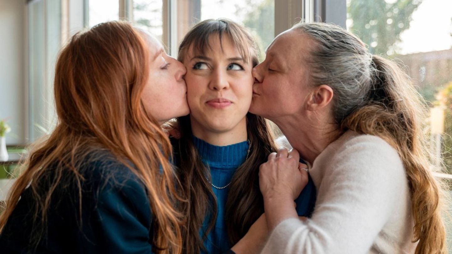 "So haben wir dich nicht erzogen": Balbina Augustin (Brigitte Hobmeier, l.), Hedwig Schaller (Alina Schaller, M.) und Inka Sch