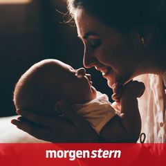 Mutter lächelt ihr Neugeborenes an – Kindergeld muss sie ab 2027 nicht mehr beantragen