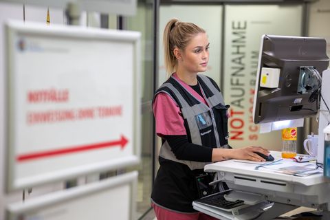Die junge Frau muss öfter mit Beleidigungen umgehen. Foto: Harald Tittel/dpa