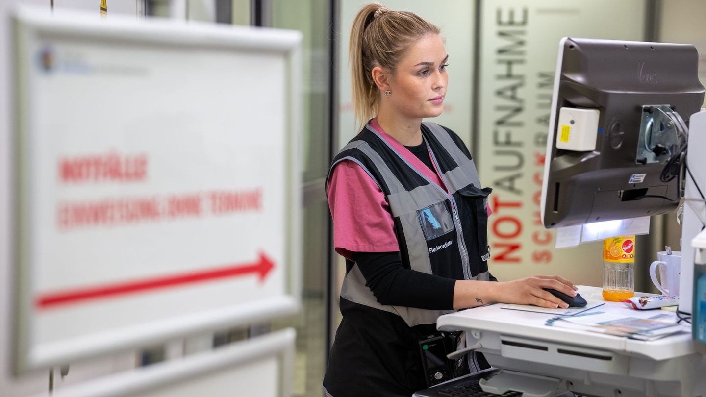 Die junge Frau muss öfter mit Beleidigungen umgehen. Foto: Harald Tittel/dpa