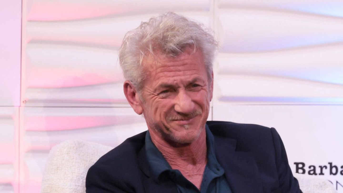 Sean Penn erhielt in Kiew einen symbolischen Oscar aus Stahl eines im Krieg beschädigten Zuges.