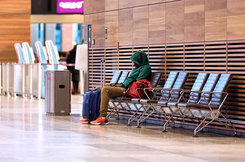 Nur wenige Reisende, wie dieser Gestrandete, sind heute am Flughafen BER zu sehen. Aufgrund eines Warnstreiks der Gewerkschaft Verdi steht der Flugbetrieb still