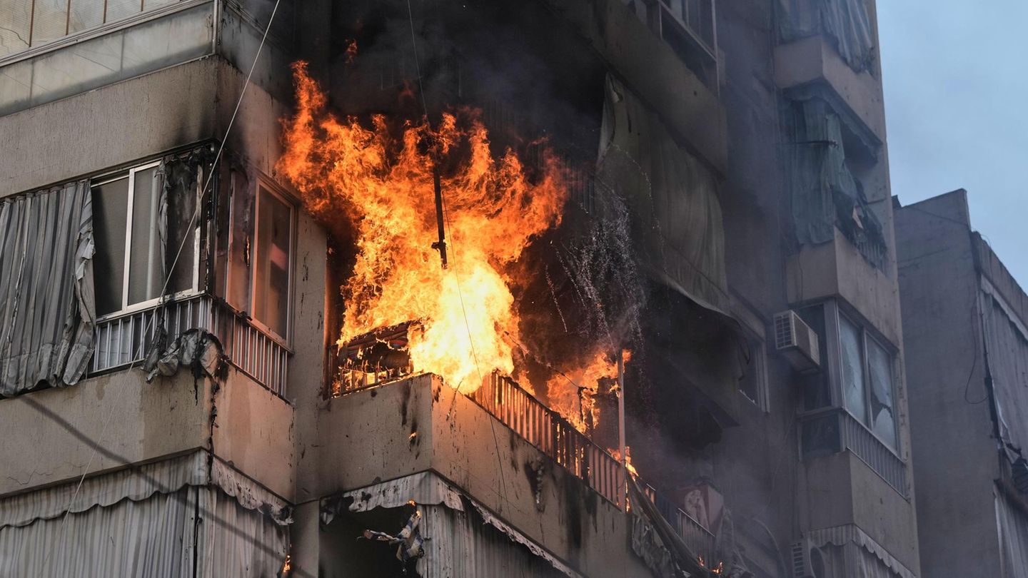 Beirut, Libanon. Eine Wohnung in einem Hochhaus steht nach einem israelischen Raketeneinschlag in Flammen. Kurz darauf stürzt das Gebäude in sich zusammen.
