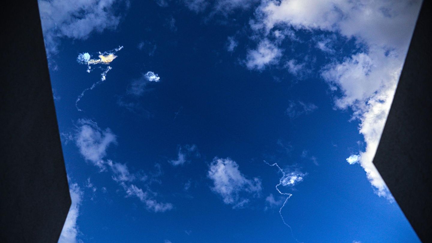 Doha, Katar. Das katarische Militär schießt Raketen in den Himmel über Doha, um ankommende iranische Raketen abzufangen.