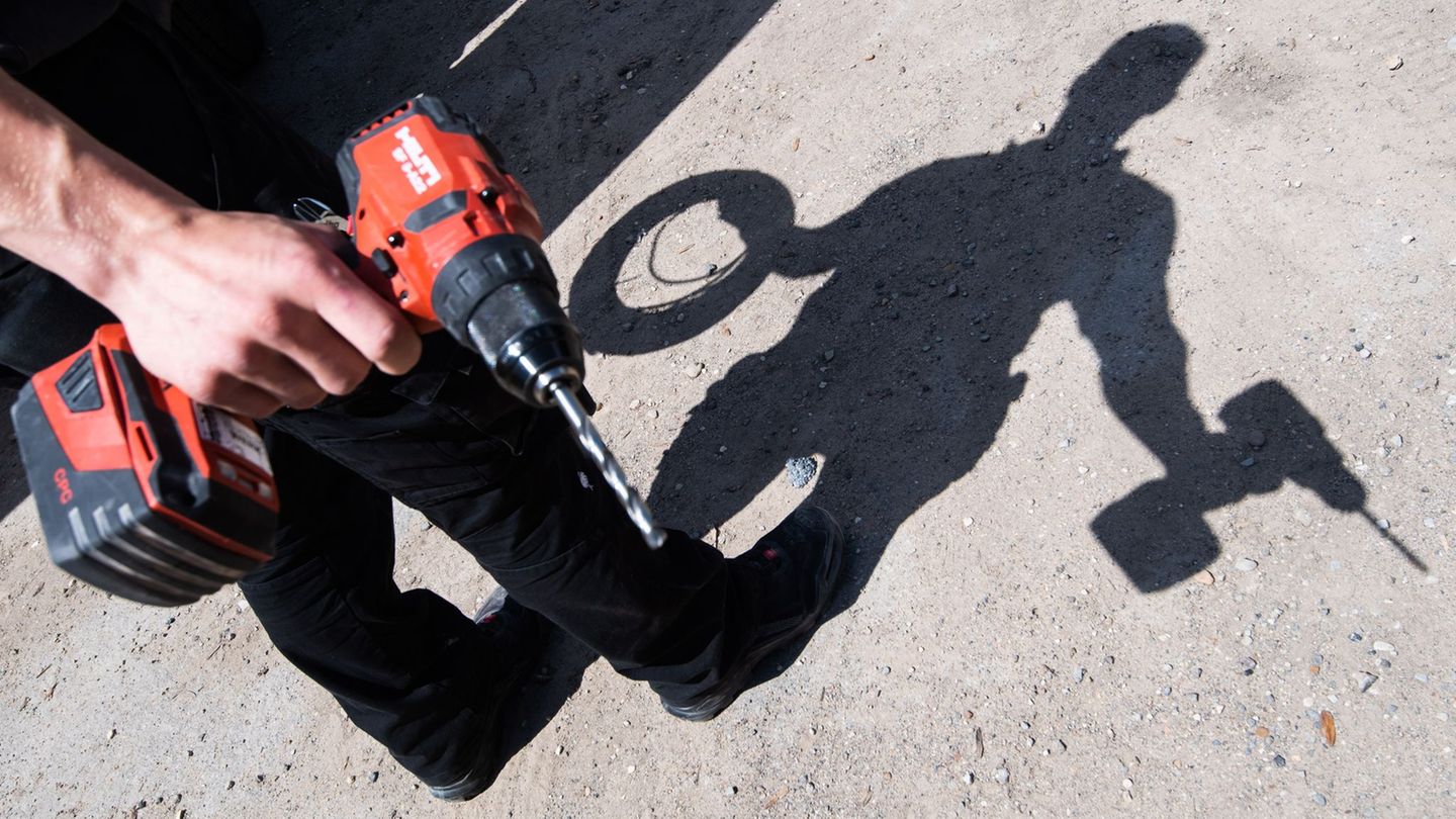 Die Ausbildung ist oft der erste Schritt in den Job – und nicht immer einfach. (Symbolbild) Foto: Julian Stratenschulte/dpa