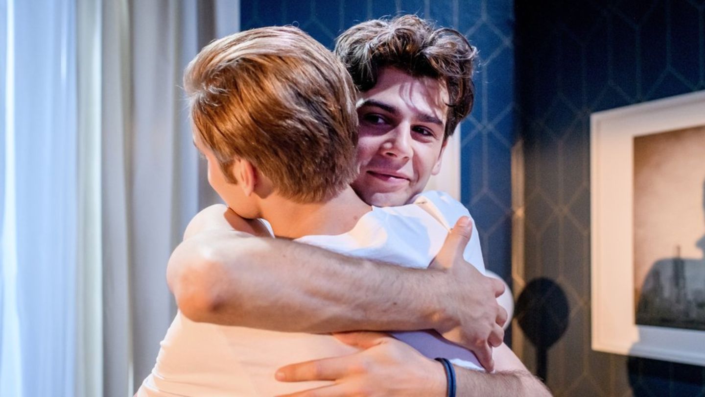 "Sturm der Liebe": Leo (l.) und Elias (r.) umarmen sich innig.