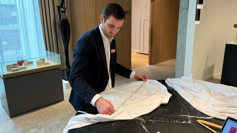 Roy Sorg, Abteilungsleiter der Herrenmode bei Breuninger, vermisst die Hemden