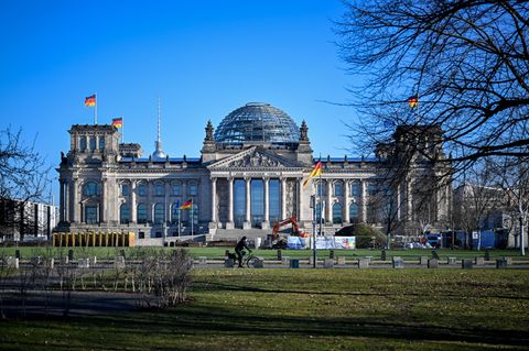 Regierungserklärung: Das Bundestagsgebäude in der Sonne