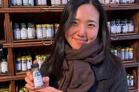 Heilung durch Poesie – eine Frau hält eine Flasche mit Medizin