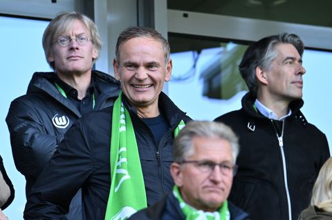 VW-Chef Oliver Blume (M) beim Heimspiel des VfL Wolfsburg. (Archivbild) Foto: Swen Pförtner/dpa