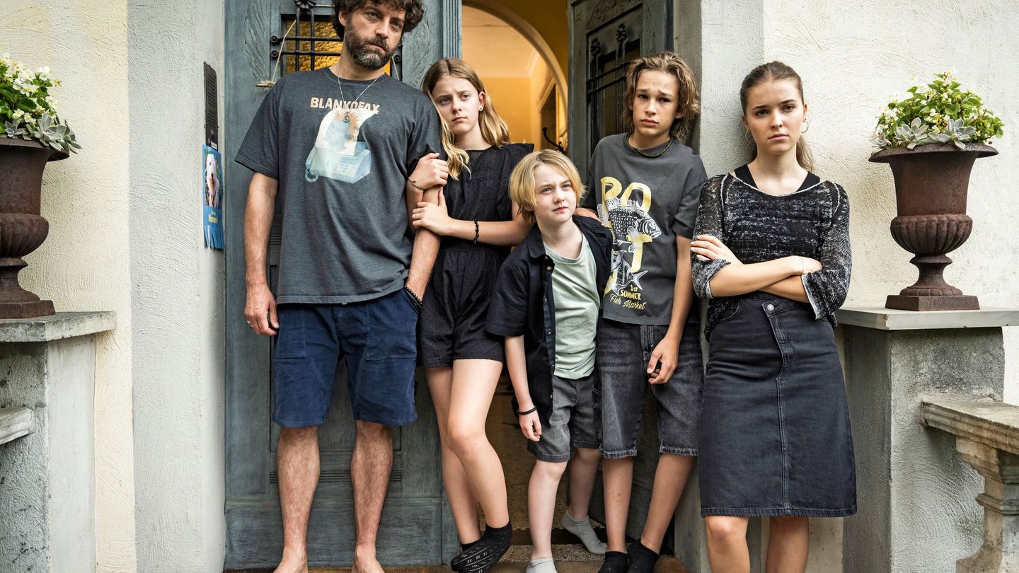 Mo (Timur Işık, von links) wohnt gemeinsam mit den Kindern Fritte (Emily Kaiser), Nano (Michel Koch), Fabi (Noél Gabriel Kipp) und Toni (Lola Höller) in einem Haus. Nun soll auch Tristan einziehen.