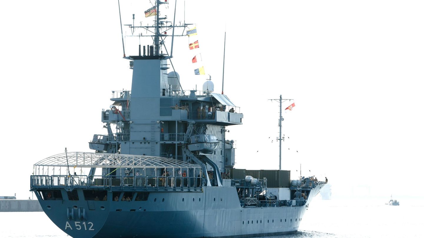 Der Tender "Mosel" wird die Landeshauptstadt Kiel verlassen. (Archivbild) Foto: Frank Molter/dpa