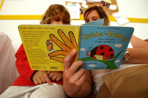 Kind und Betreuerin mit Buch