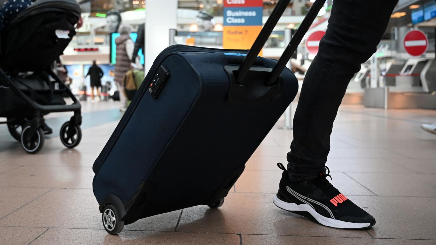Streik am BER: Ein Reisender mit einem Koffer