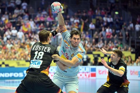 Daniel Dujshebaev (M) spielt ab Sommer bei der MT Melsungen (Archivbild). Foto: Sina Schuldt/dpa