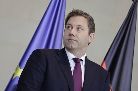 Das „Sondervermögen“ der Bundesregierung wird kaum in neue Ausgaben gesteckt – stattdessen werden Haushaltslöcher gestopft