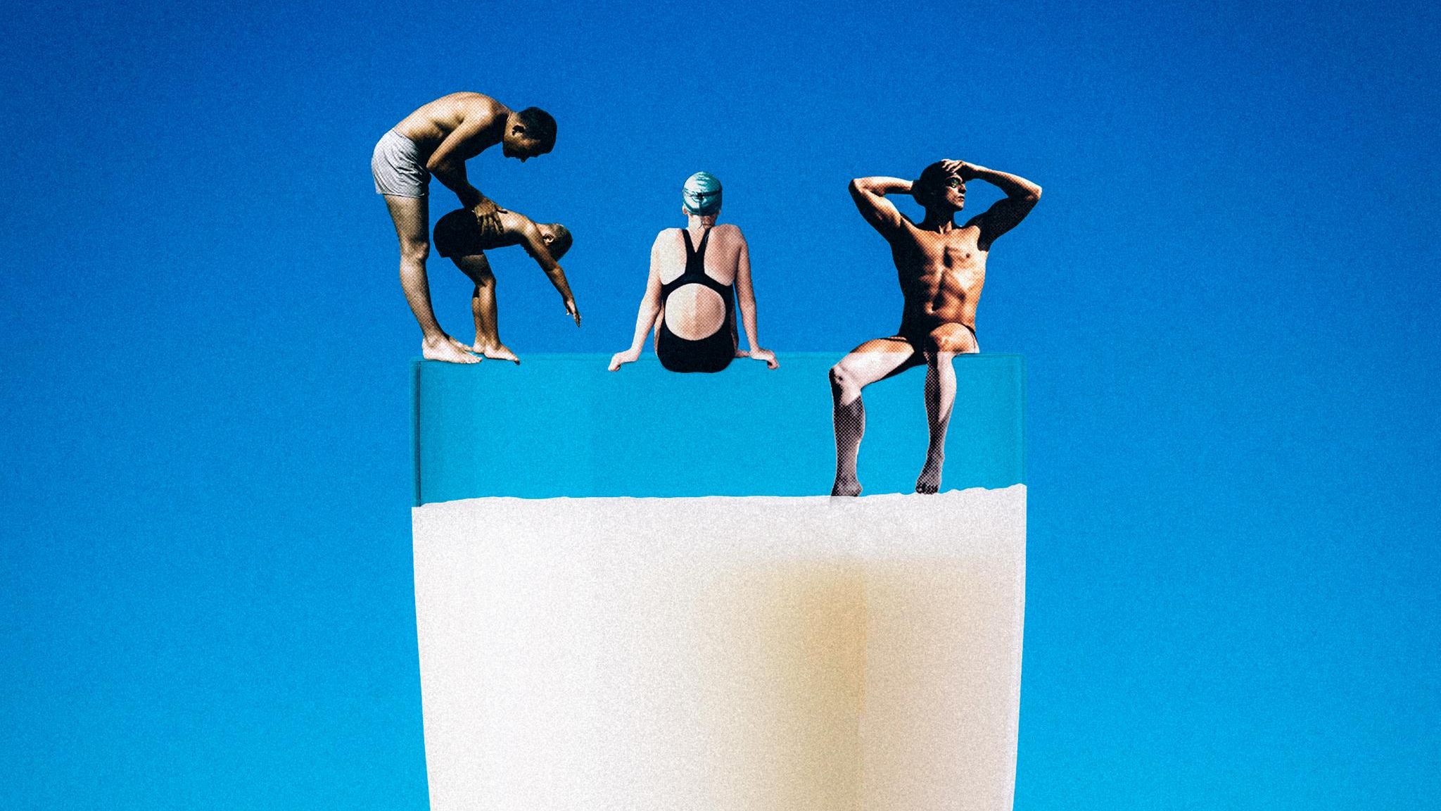 Montage: Kleine Menschen sitzen am Rand eines Milchglases, sie sind in Bademode gekleidet.