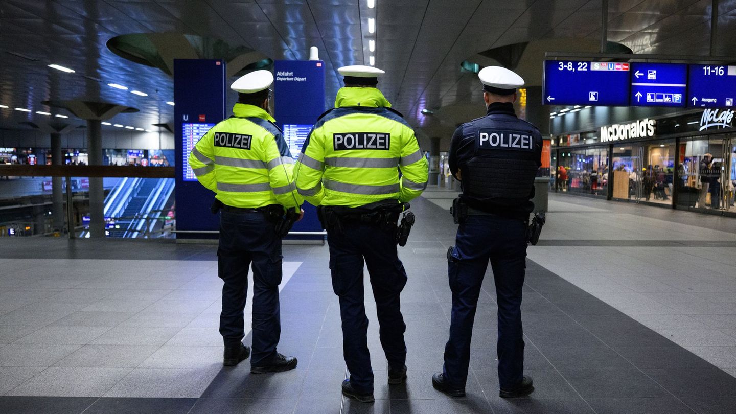 Die Bundespolizei verbietet gefährliche Gegenstände auf Bahnhöfen in Berlin und Potsdam. (Symbolfoto) Foto: Bernd von Jutrczenka
