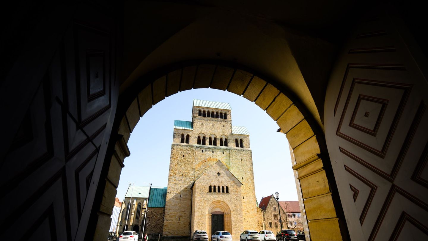 Blick vom Bischöflichen Generalvikariat auf den Hildesheimer Dom. Die Aufarbeitung sexualisierter Gewalt beschäftigt das Bistum
