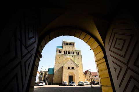 Blick vom Bischöflichen Generalvikariat auf den Hildesheimer Dom. Die Aufarbeitung sexualisierter Gewalt beschäftigt das Bistum