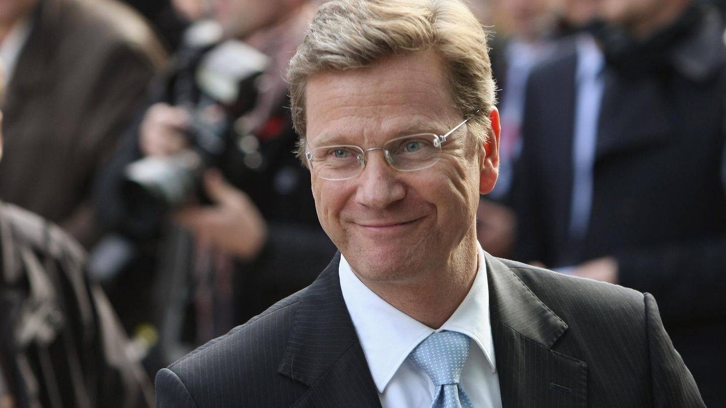Guido Westerwelle lächelt, im Portrait