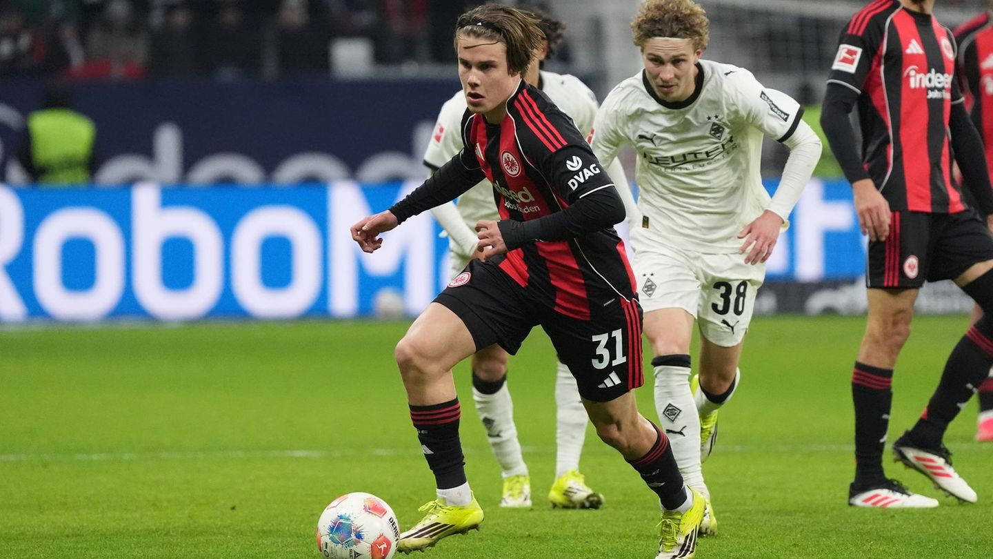 Hugo Bolin (r) bleibt ein Borusse. (Archivbild) Foto: Marc Schüler/dpa