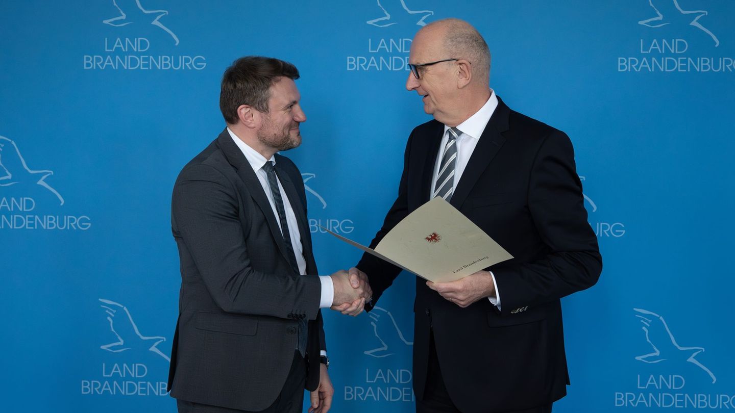 Brandenburgs Finanzminister Daniel Keller (SPD) nennt seinen neuen Job eine verantwortungsvolle Aufgabe. Foto: Soeren Stache/dpa