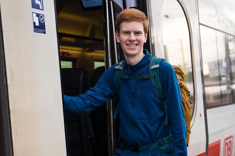 Lasse Stolley hat eine Ausbildung zum Zugführer gemacht – nachdem er lange Zeit in Zügen der Deutschen Bahn gelebt hatte