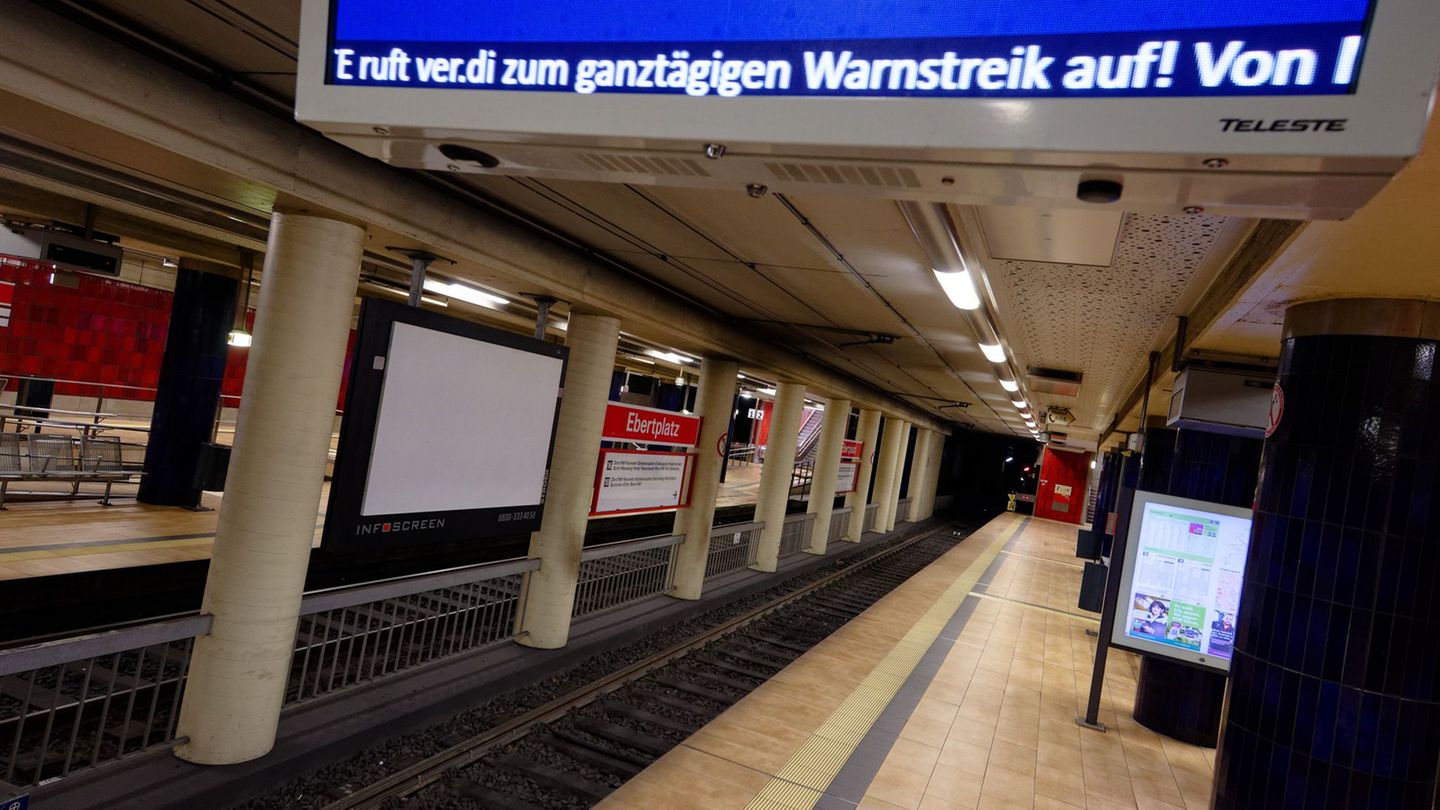 Hinweise auf den Warnstreik an Fahrgäste. (Archivbild) Foto: Henning Kaiser/dpa