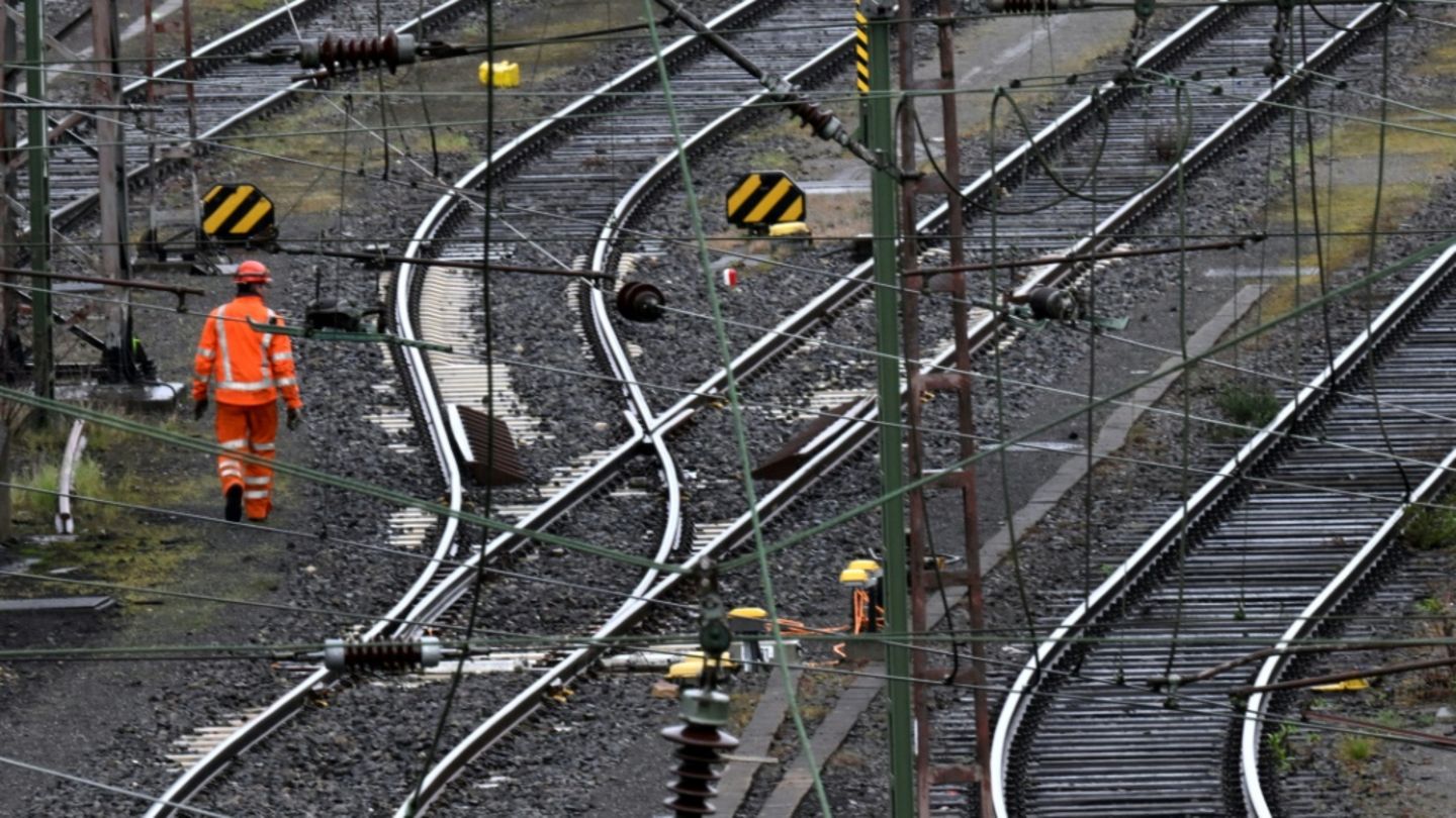 Arbeiter an Bahnstrecke