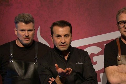 Ali Güngörmüş (Mitte) mit seinen Kochkollegen Daniel Gottschlich (li.) und Max Stiegl bei "Grill den Henssler".