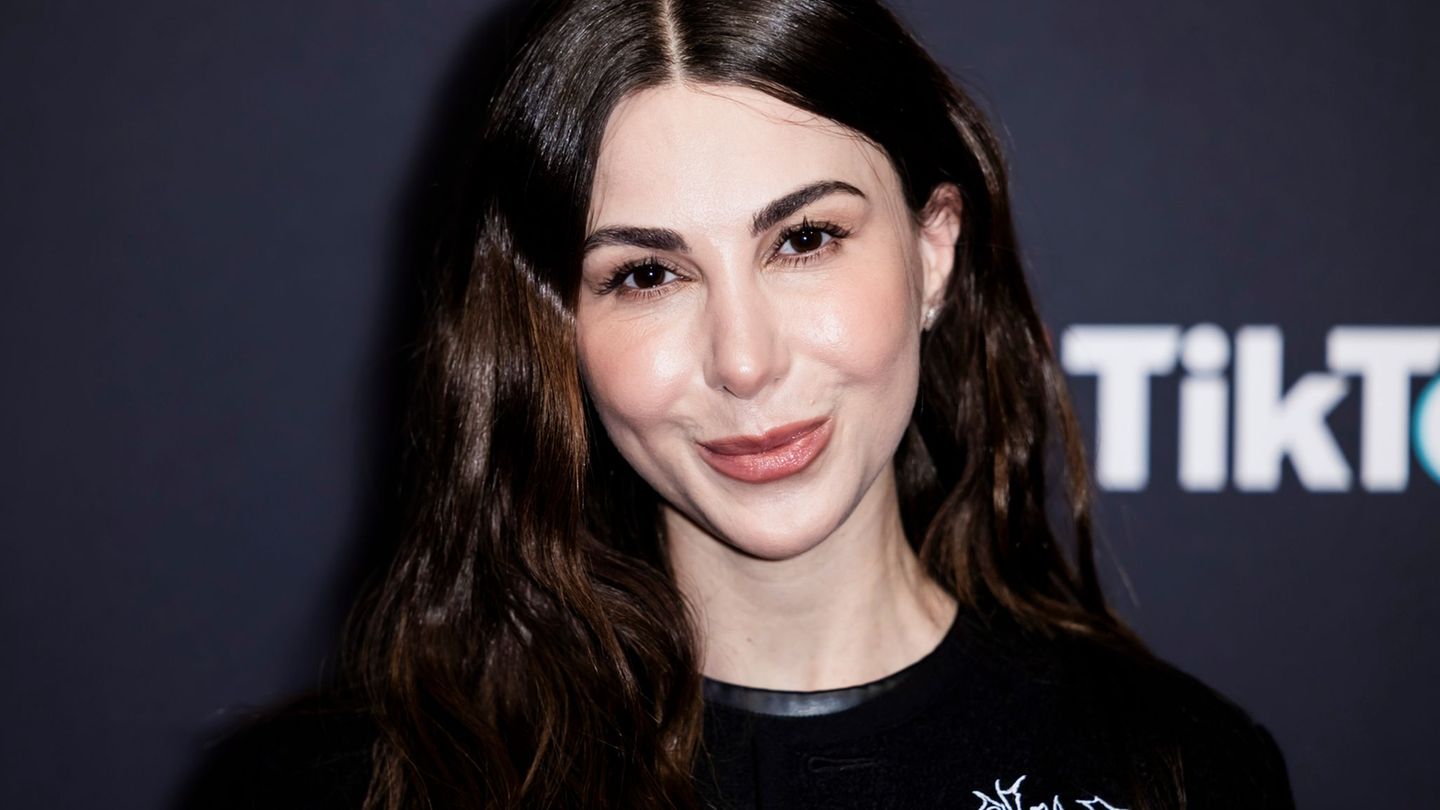 In den sozialen Netzwerken wird die Mutter Emi Arpa gerade angefeindet. (Archivbild) Foto: Christoph Soeder/dpa