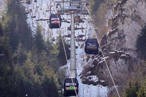 Das Gebiet sei abgelegen, man müsse sich zunächst einen Überblick verschaffen, hieß es von der Schweizer Polizei