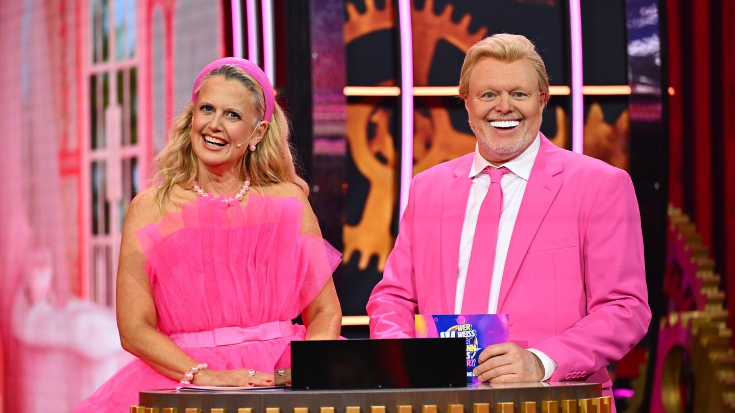 Stefan Raab und Barbara Schöneberger sind pink gekleidet und lachen in die Kamera