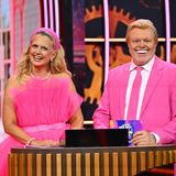 Stefan Raab und Barbara Schöneberger sind pink gekleidet und lachen in die Kamera