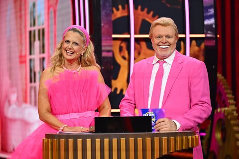 Stefan Raab und Barbara Schöneberger sind pink gekleidet und lachen in die Kamera