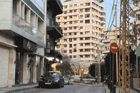 Komplettes Hochhaus stürzt nach israelischem Raketenangriff zusammen