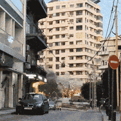 Komplettes Hochhaus stürzt nach israelischem Raketenangriff zusammen