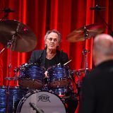 Hugo Egon Balder sitzt hinter einem Schlagzeug