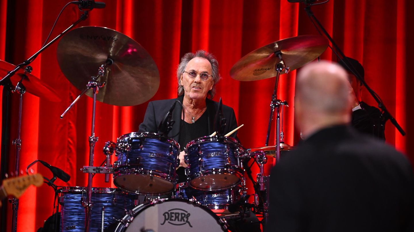 Hugo Egon Balder sitzt hinter einem Schlagzeug