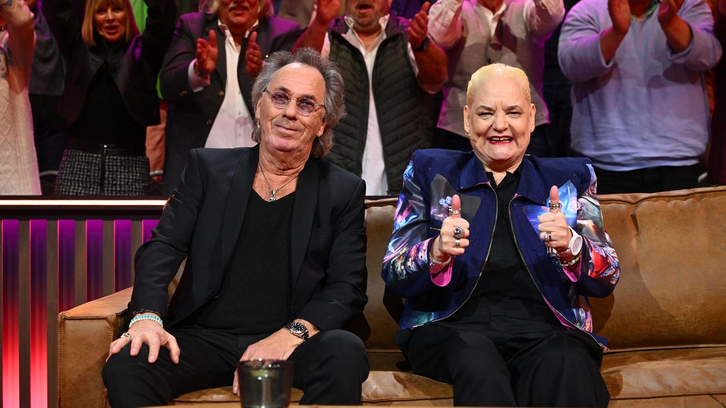Hella von Sinnen und Hugo Egon Balder sitzen nebeneinander auf einem Sofa