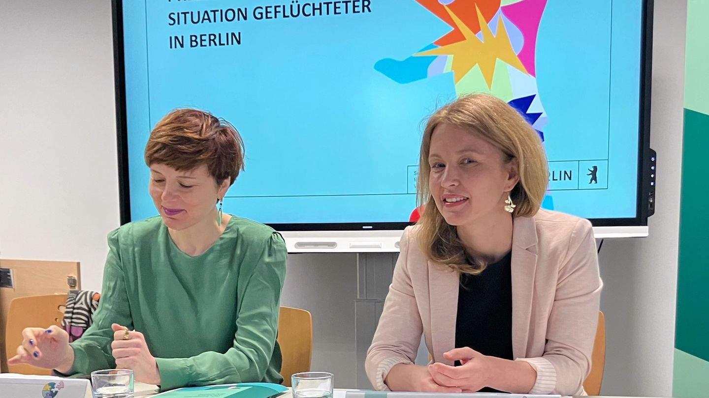 Die Berliner Integrationsbeauftragte Katarina Niewiedzial und ihre Mitarbeiterin Anne-Marie Kortas haben zahlreiche neue Daten z