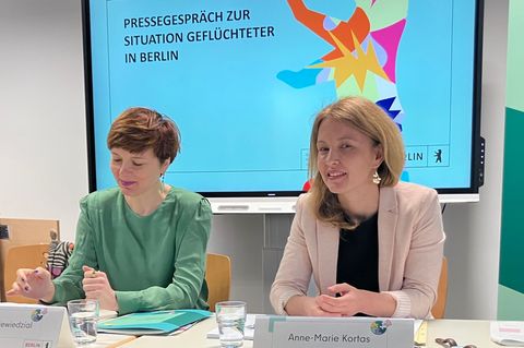 Die Berliner Integrationsbeauftragte Katarina Niewiedzial und ihre Mitarbeiterin Anne-Marie Kortas haben zahlreiche neue Daten z